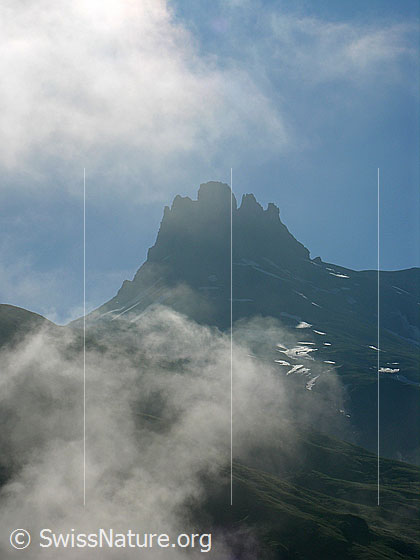 Foto: Von Nebelschwaden umgebenes Tschingellochtighorn