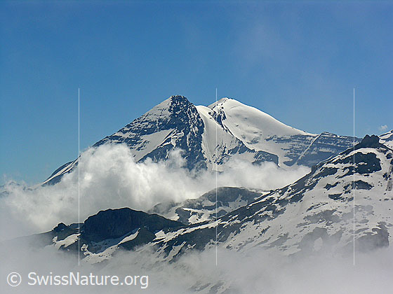 Foto: An Altes und Balmhorn bilden sich Quellwolken.