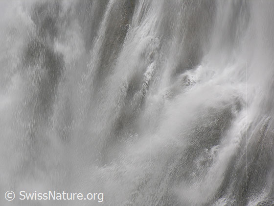 Foto: Grosser Wasserfall der Engstligenfälle. Das Wasser stürzt tosend über eine hohe Felswand (Ausschnitt).