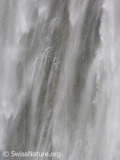 Foto: Grosser Wasserfall der Engstligenfälle. Das Wasser stürzt tosend über eine hohe Felswand (Ausschnitt).