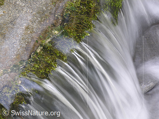 Foto: Am Oberlauf der Emme: Wasser fliesst über einen kleinen Felsvorsprung. Kleiner Wasserfall.