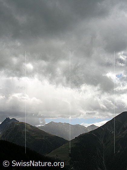Foto: Schlechtwetter über dem Binntal. Eine Regenfront nähert sich aus Richtung Blauseegebiet / Saflischmatta.