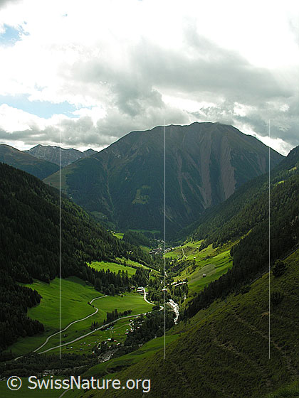 Foto: Lichtspot auf dem Campingplatz / Zeltplatz Giesse und dem Bergdorf Binn. Im Hintergrund das Breithorn.