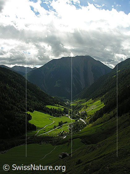 Foto: Lichtspot auf dem Campingplatz / Zeltplatz Giesse und dem Bergdorf Binn. Im Hintergrund das Breithorn.