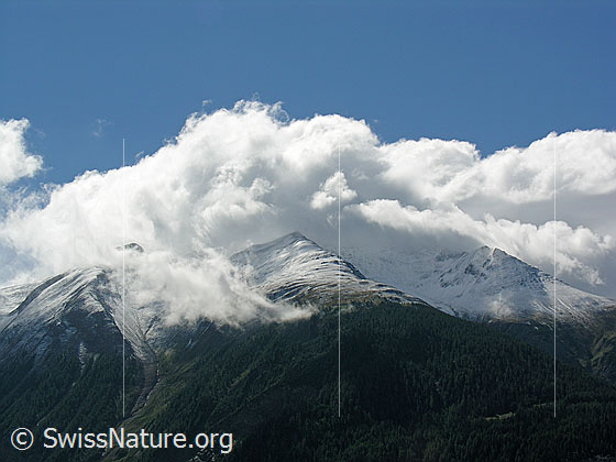 Foto: Wolkenstimmung am Bättlihorn. Der Gipfel ist frisch verschneit und die Schneefallgrenze deutlich zu sehen.