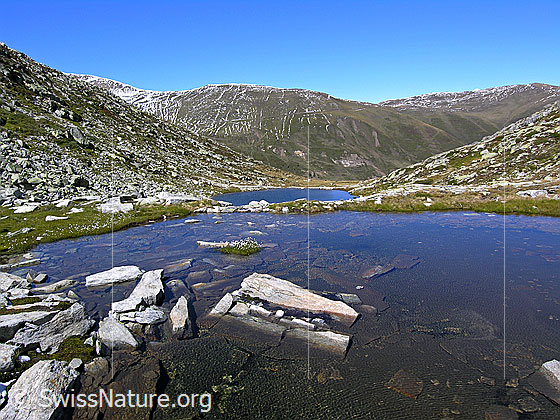 Foto: Kleinder und grosser Witentirsee in steiniger Umgebung. Im Hintergrund sind Furggerchäller und Breithorn zu sehen.