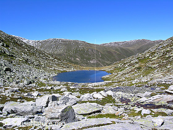 Foto: Witentirsee. Mit Felsplatten und Geröll übersäte Berglandschaft am Witentirsee. Im Hintergrund sind Furggerchällter und Breithorn zu sehen.