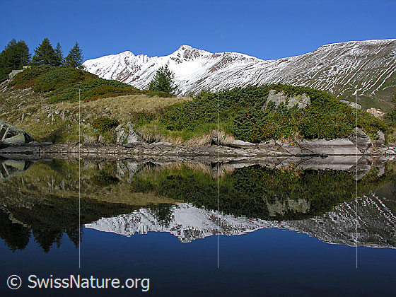 Foto: Spiegelung des Bättlihorns in kleinem, spiegelglattem Bergsee.