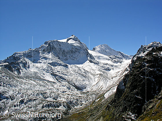 Foto: Blick vom Sickeregale ins Mättital und zum frisch verschneiten Hillehorn und Bortelhorn.