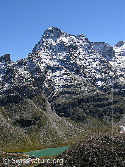 Foto: Frisch verschneite Vordere Helse und Staubecken Chummibort mit türkisfarbenem Wasser.