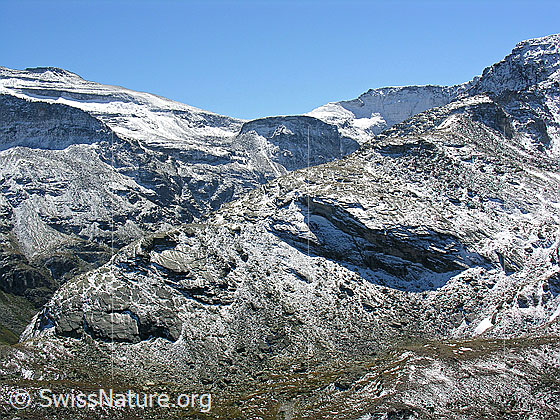 Foto: Ritterpass und Blattjegrat leicht mit Schnee überzuckert. Die Strukturen im Fels kommen schön zum Vorschein.