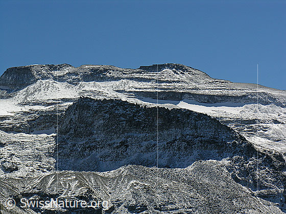 Foto: Ritter und Cima delle Piodelle leicht mit Schnee überzuckert. Die Strukturen im Fels kommen schön zum Vorschein.