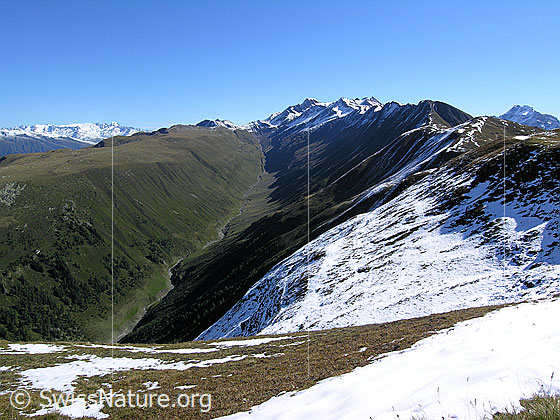 Foto: Rappetal (V-Tal) und Schweifegrat. Bergtal mit steilen Grashängen und Bergbach (Milibach).