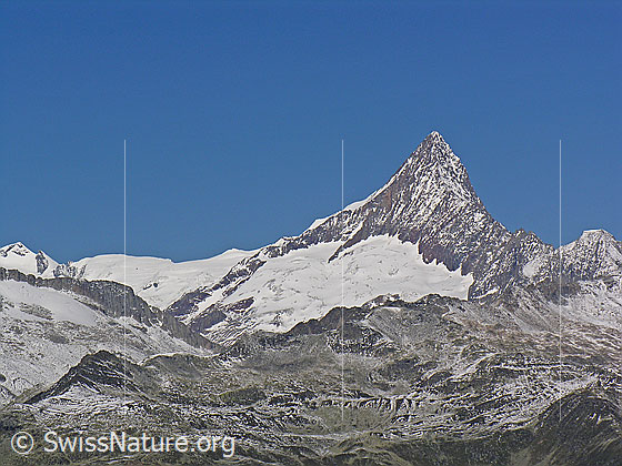 Foto: Finsteraarhorn von Süden. Rechts das Finsteraarrothorn. Im Vordergrund ist das Risihorn zu sehen.