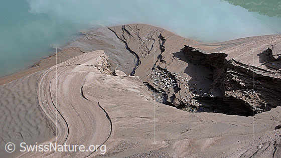Foto: Erosion in Sandbank und kleines Delta. Durch das mehr oder weniger rasche Absinken des Wasserspiegels sind interessante Formen und Strukturen im Sand entstanden.