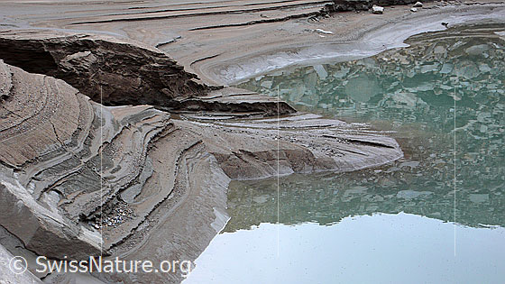Foto: Erosion einer Sandbank im Gletschersee.