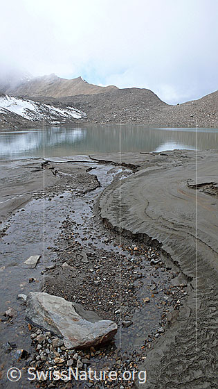 Foto: Erosion durch Wasser an einem Gletschersee: Abziehendes Wasser hat diese faszinierenden Formen und Muster im Lehm hinterlassen.