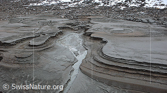 Foto: Erosion: Abziehendes Wasser hat diese faszinierenden Formen und Strukturen im Lehm hinterlassen.
