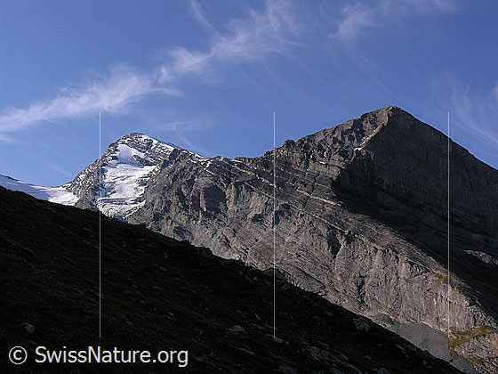 Foto: Rinderhorn und Chli Rinderhorn von NNE. Dazwischen der Rindersattel.