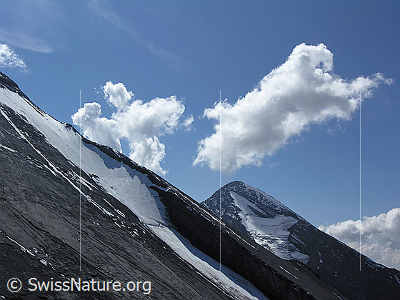 Foto: Blick vom Gipfel des Ober Tatelishorn über die Nordwestflanke der Altels zum Rinderhorn.