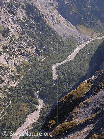 Foto: Über den Talboden des Trogtals fliesst die Kander.