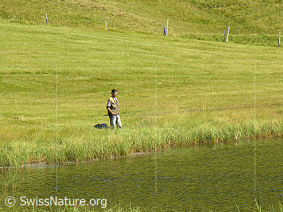 Foto: Fischer an Bergsee