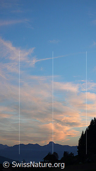 Foto: Abendstimmung über dem Stockhorn mit rötlich gefärbten Wolken im blauen Himmel.