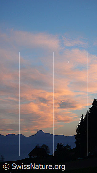 Foto: Abendstimmung über dem Stockhorn mit rötlich gefärbten Wolken am blauen Himmel.