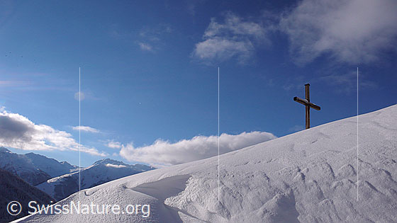 Foto: Kreuz und Schneewechte mit interessanter Struktur.