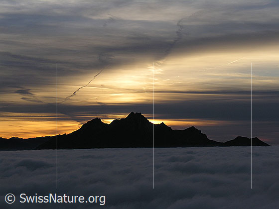 Foto: Abendstimmung über der Silhouette des Pilatus. Davor ein umfangreiches Nebelmeer.