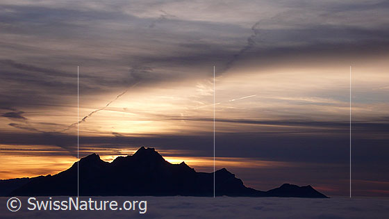 Foto: Abendstimmung über der Silhouette des Pilatus. Davor ein umfangreiches Nebelmeer.