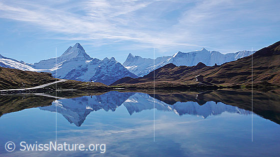 Foto: Spiegelung der Berner Alpen mit Lauteraarhorn, Schreckhorn, Kleines Schreckhorn, Finsteraarhorn, Ochs und Fiescherhörner im Bachalpsee.