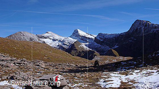 Foto: Auf dem Bergweg über Tierwang. Blick zu leicht verschneitem Gärstenhorn, Wildgärst, Schwarzhorn und Grosse Chrinne.