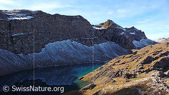 Foto: Licht und Schatten liegen auf dem Hagelseeli. Dahinter erhebt sich die steile Felswand des Ritzengrätli.
