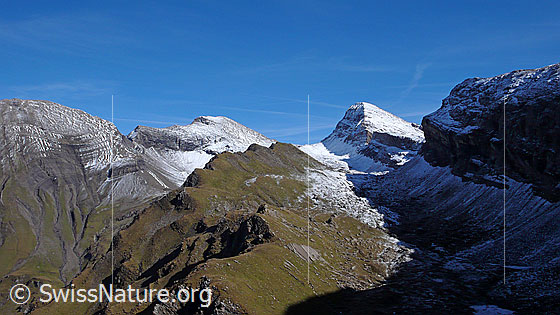 Foto: Herbstliche Berglandschaft mit leicht verschneitem Wildgärst, Wart (Übergang), Hinterbirg, Schwarzhorn und Grosse Chrinne. Das Hiendertellti liegt noch im Schatten.