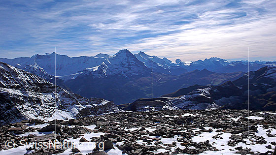 Foto: Blick vom Gipfel des Wildgärst zu den Berner Alpen mit Ochs, Fiescherhörner (Hinter Fiescherhorn, Gross Fiescherhorn), Walcherhorn, Trugberg, Eiger, Jungfrau.