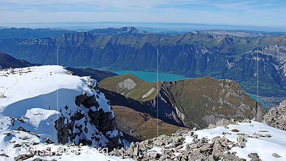 Foto: Gipfel des Wildgärst mit Aussicht aufTschingel, Brienzersee, Axalphorn und Brienzer Grat.