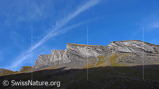 Foto: Felsvorsprünge und Felsschichtungen am Lätzen Wang und am Hangenden Wang. Darüber langezogene Schleierwolken.