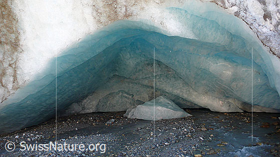 Foto: Gletschertor des Steingletschers mit türkis schimmerndem Eis.