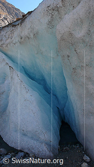 Foto: Eisspalte mit türkisfarbenem Eis.