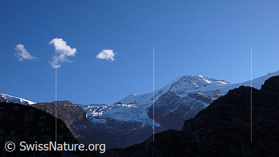 Foto: Gwächtenhorn mit kleinen Wolken.