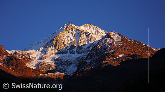 Foto: Abendlicht auf Bietschhorn, Birchgletscher und Klein Nesthorn.
Links das Baltschiederjoch.