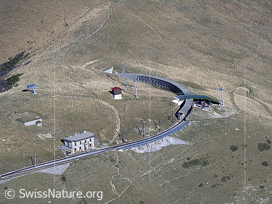 Foto: Bahnstation Jaman und Galerie mit Kurve der Bergstrecke Montreux zum Rochers de Naye.