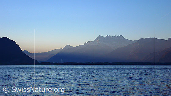 Foto: Morgenstimmung am Genfersee bei Montreux mit Blick auf La Catogne, Dent du Salantin, Dents du Midi, Pointe de Bellevue.