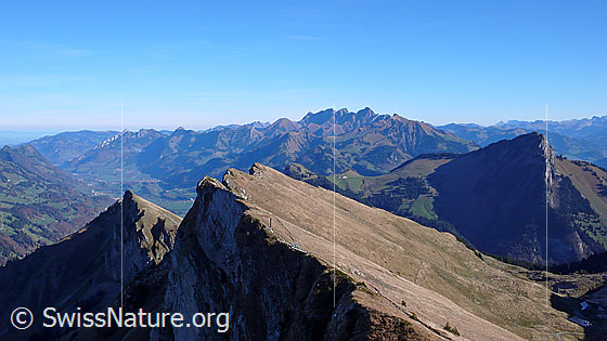 Foto: Blick über die Gratkante des Rochers de Naye ins Greyerzerland und  zu Dent de Broc, Dent du Chamois, Tsermon, Vanil Noir, Vanil Carré und Dent de Corjon.