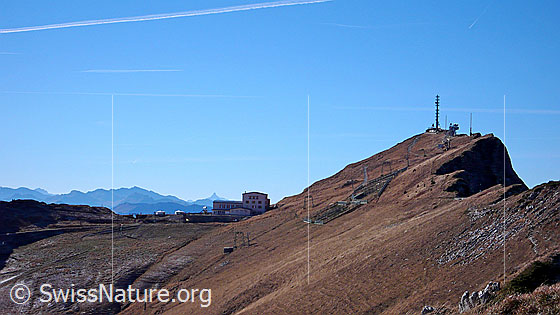 Foto: Rochers de Naye mit Bahnstation und Sendemast.