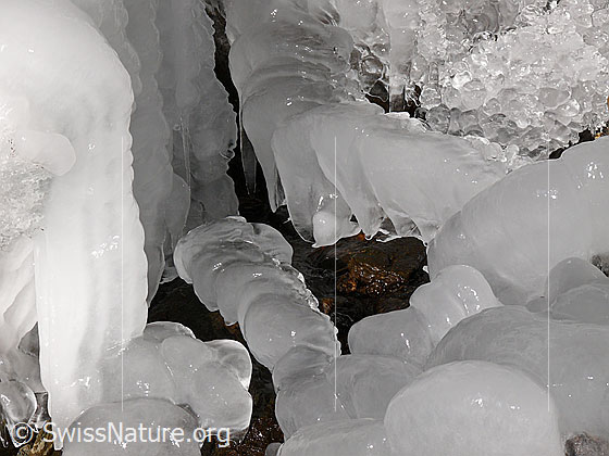 Foto: Natürliche Eisskulptur mit Zapfen und kugelförmigen Gebilden aus Eis.
