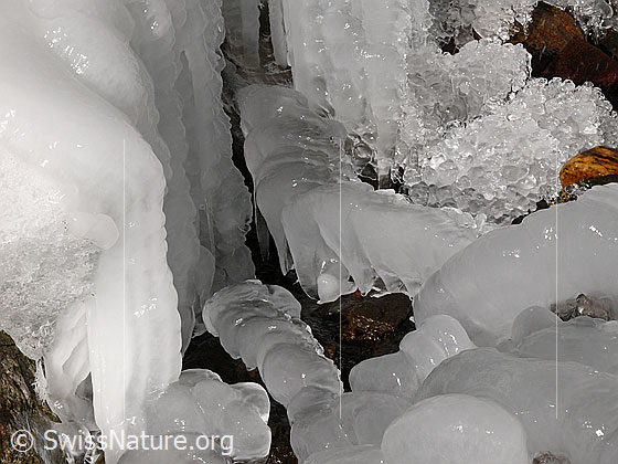 Foto: Natürliche Eisskulptur mit Zapfen und kugelförmigen Gebilden aus Eis.