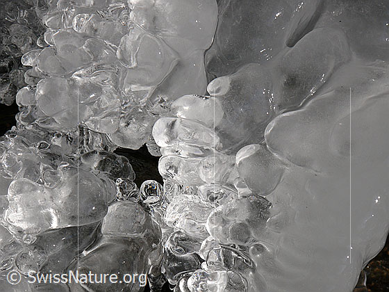 Foto: Natürliches Kunstwerk aus Eis.