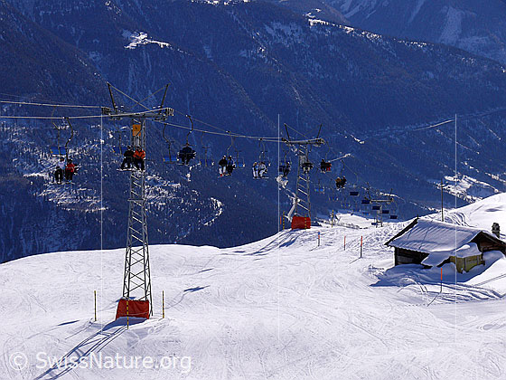 Foto: Sessellift und Skipiste